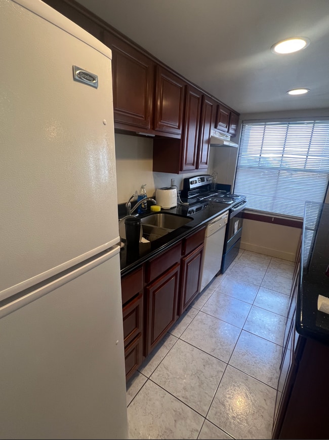 Building Photo - This 3bd/3ba is ON Broadway a Great Location for Student Life!