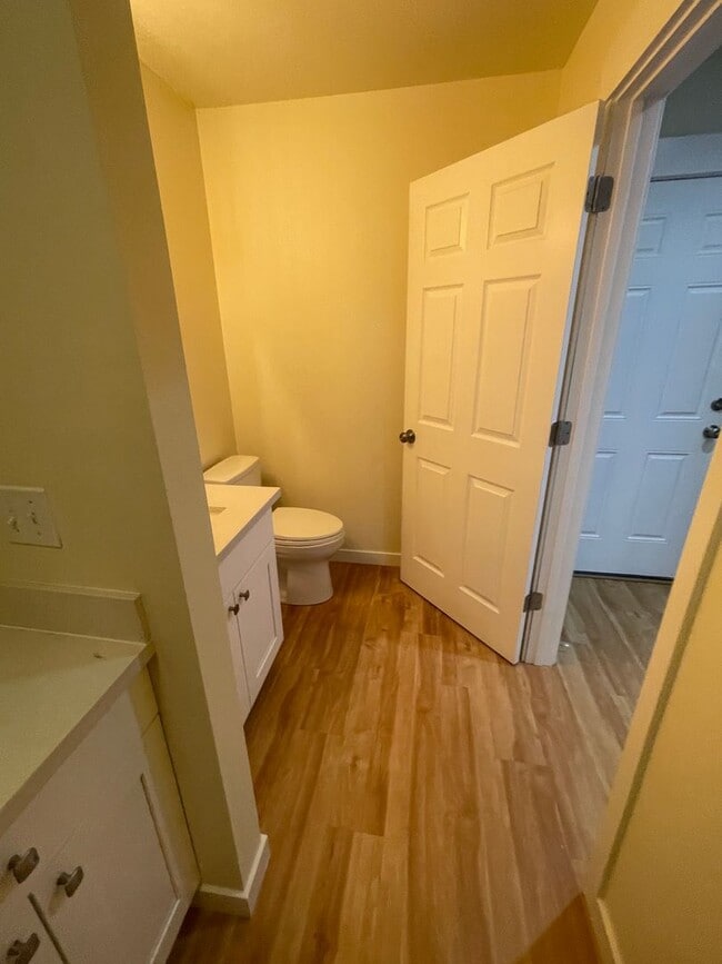 Building Photo - 2 story 3 bedrooms and  2 1/2 bath!