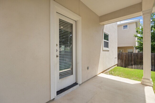 Building Photo - 3 Bedrooms and 2.5 Bathrooms located in Ca...