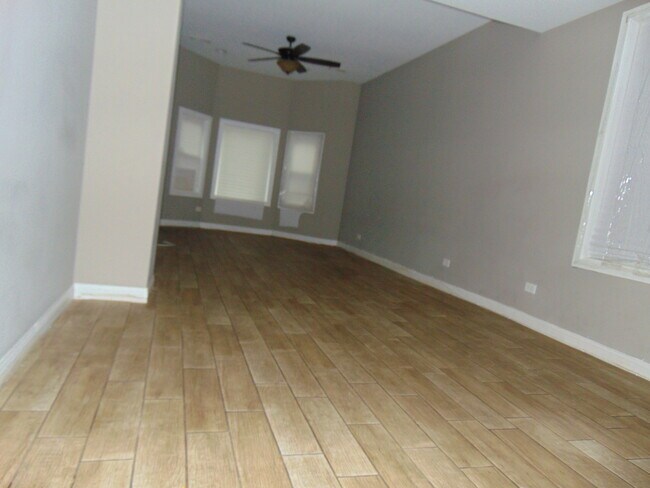 Building Photo - 5656 S May St