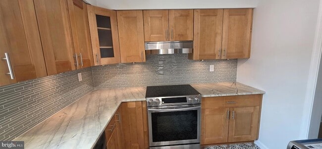 Building Photo - 165B Leeds Ct W