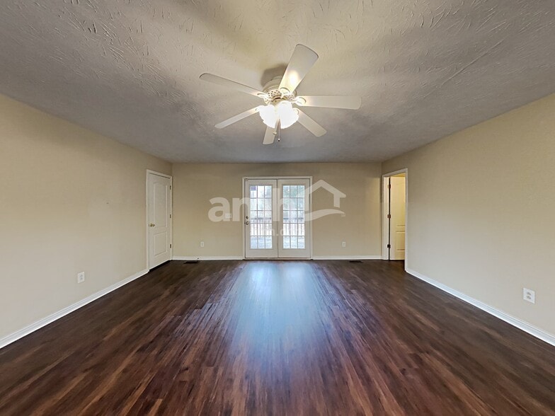 Building Photo - 7411 Meadowwood Way