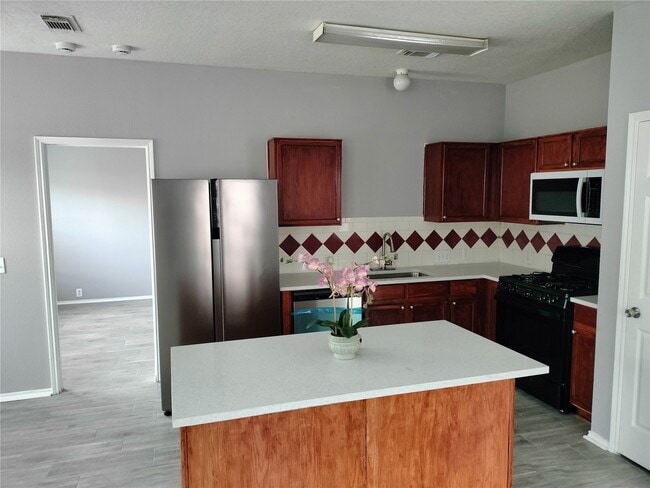 Building Photo - 14930 Sugarhollow Dr