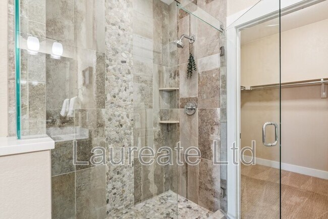 Building Photo - 5438 Valentia St