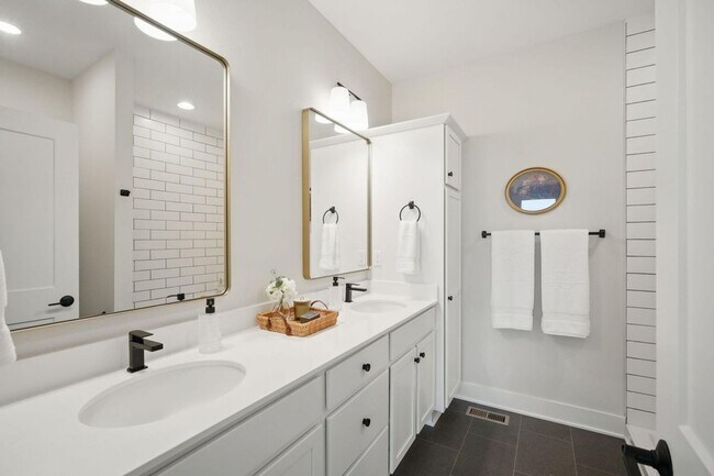 Building Photo - 3 Bedroom Townhome Available November 5th,...