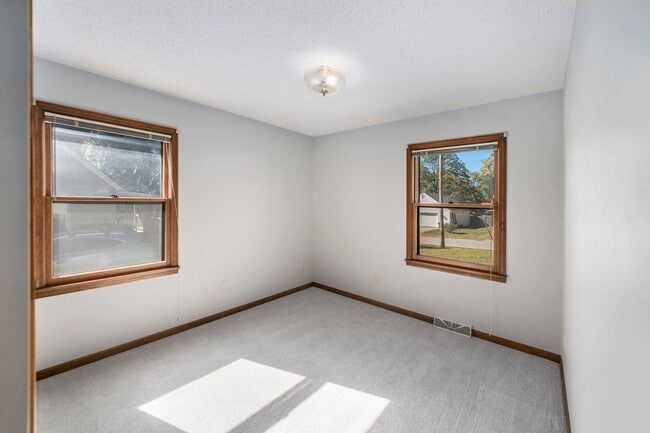 Building Photo - Charming 3 Bed 2.5 Bath Raised Ranch