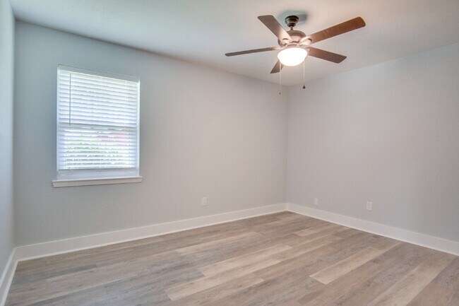 Building Photo - Completely Remodeled 3BR Home on Nearly an Acre with In-Ground Pool, Pool Service Included & Huge...