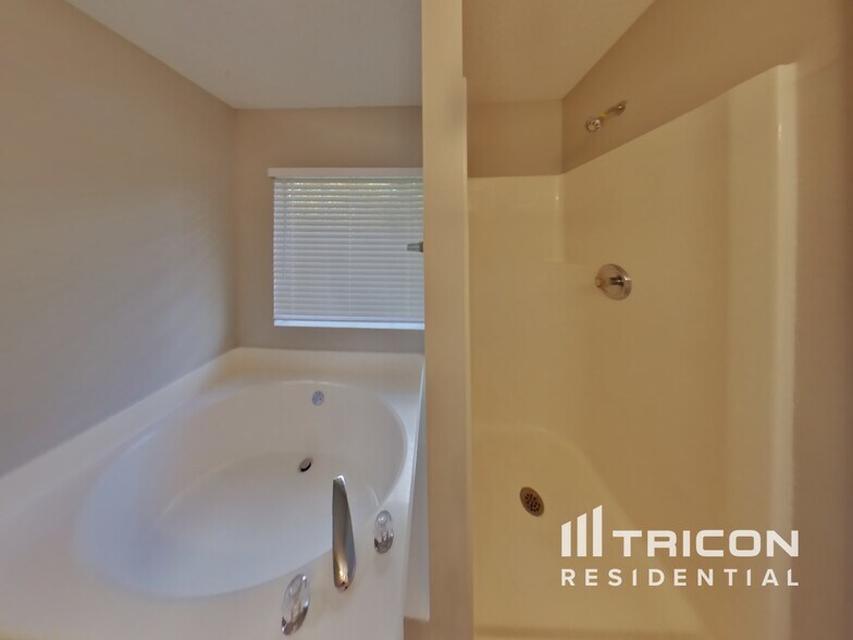 Building Photo - 4050 Monarch Dr