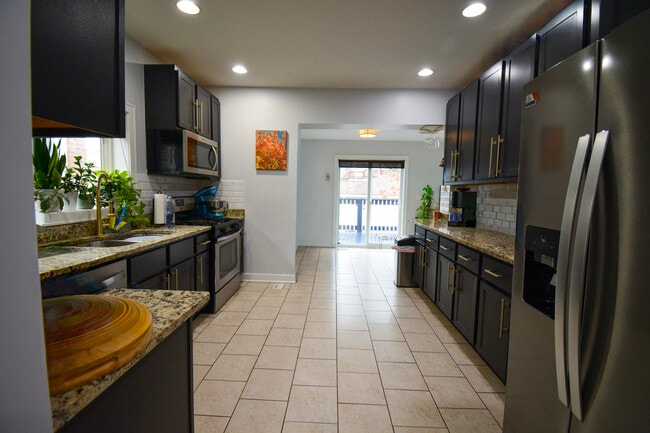 Building Photo - 4947 W Parker Ave