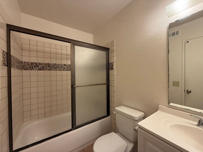 Building Photo - Beautiful 3B/2BA House in Mira Mesa!