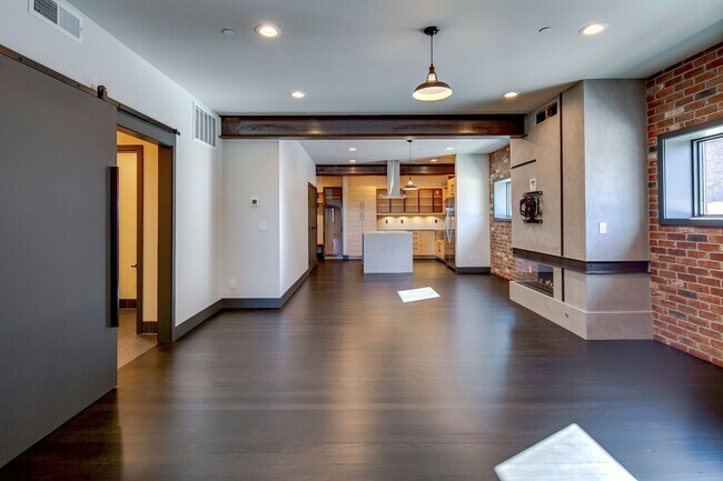 Building Photo - Modern Downtown Redmond 2 Bed/1 Bath Apart...