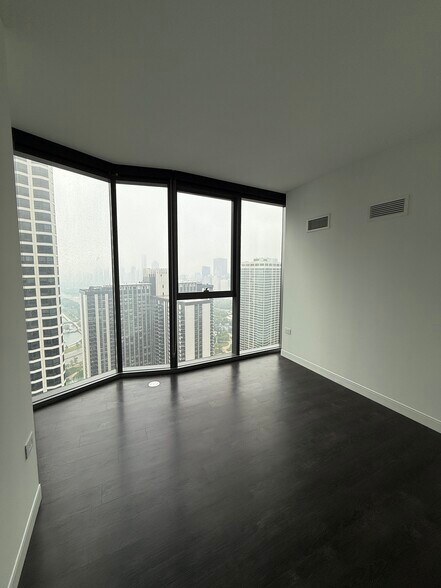 Building Photo - 450 E Waterside Dr