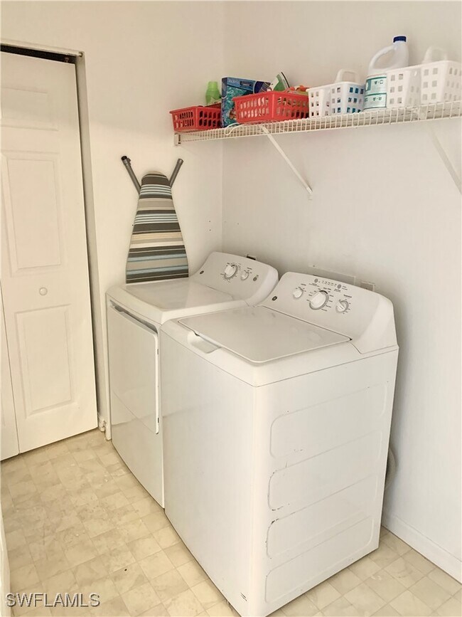 Building Photo - 230 Robin Hood Cir