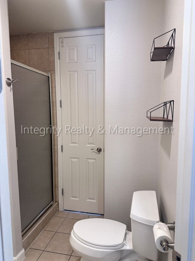 Building Photo - 5 Bed/4 Bath, 2,553 Sqft -1259 N Washingto...