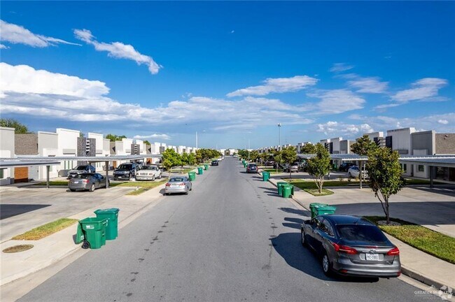 Building Photo - 7 West Dr