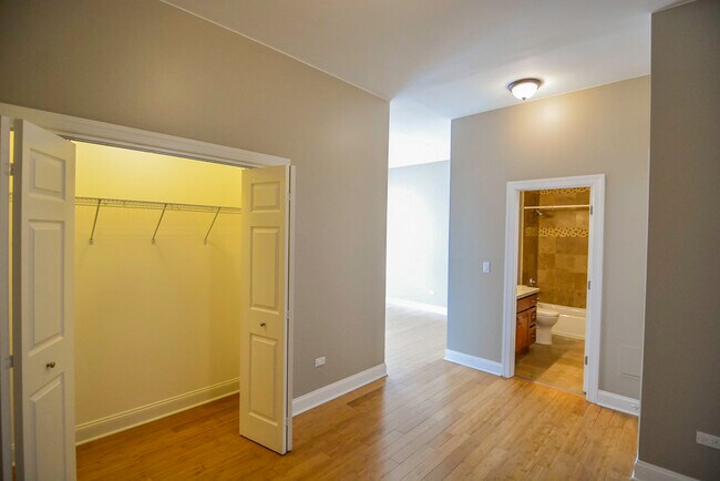 Building Photo - 4006 N Kilbourn Ave