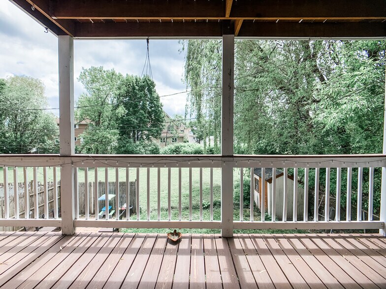 back deck (private) - 384 Fellsway W