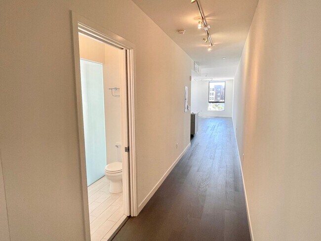 Building Photo - HIP 2BR/2BA Inner Mission Top Floor Boutiq...