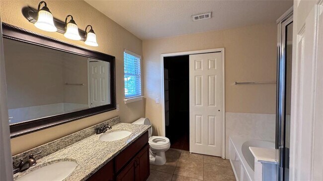 Building Photo - 2211 Bent Bow Dr
