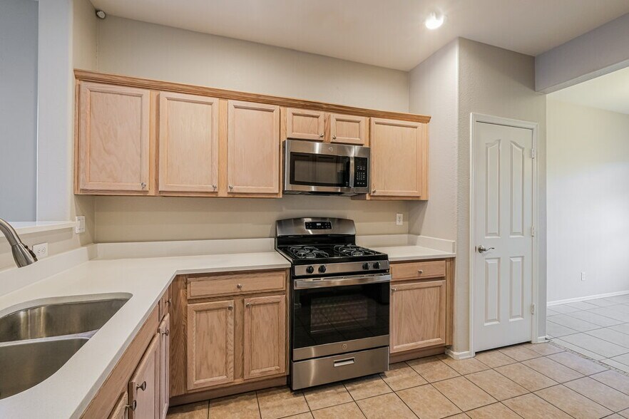 Building Photo - 11722 W Lincoln St