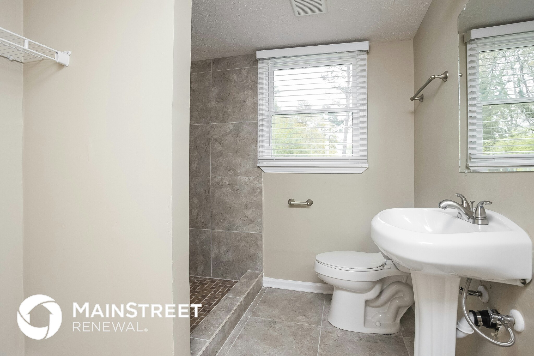 Building Photo - 680 N Kingsley Dr