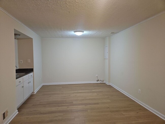 Building Photo - Location is Everything With This 3 Bed 3.5 Bath Townhouse in Hampton Court Community