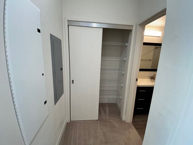 Building Photo - Spacious Kakaako 2-bedroom, 2-bath!