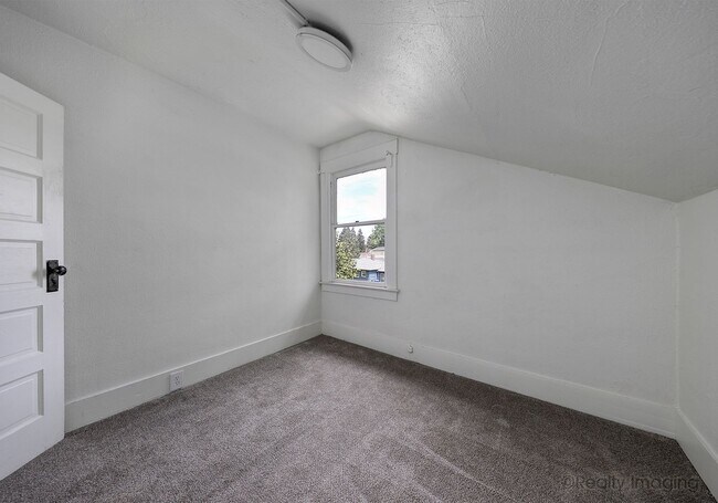 Building Photo - 6015-6017 SE 99th Ave