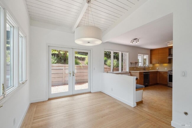 Building Photo - 125 Bayview Ave