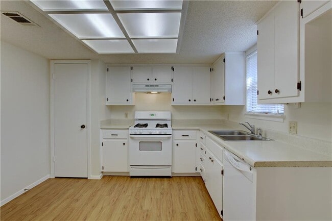 Building Photo - 3309 Sanderling Trail