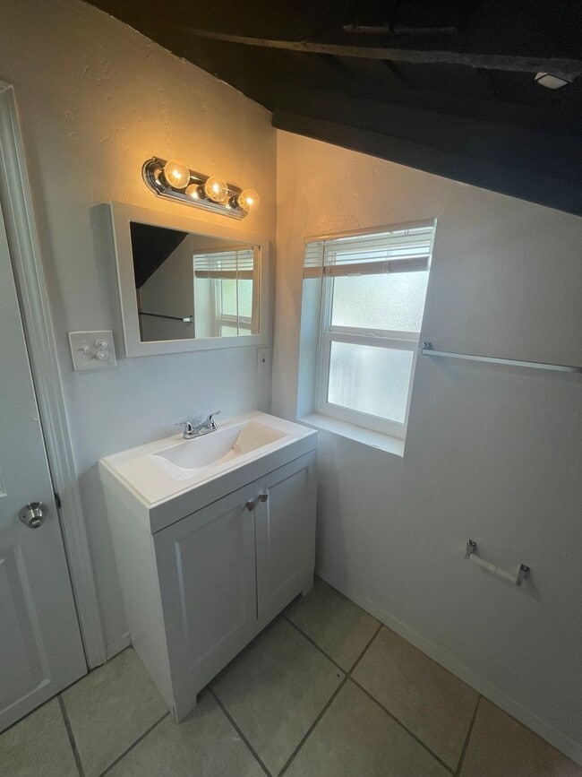 Building Photo - 911 Fruit Ave NW