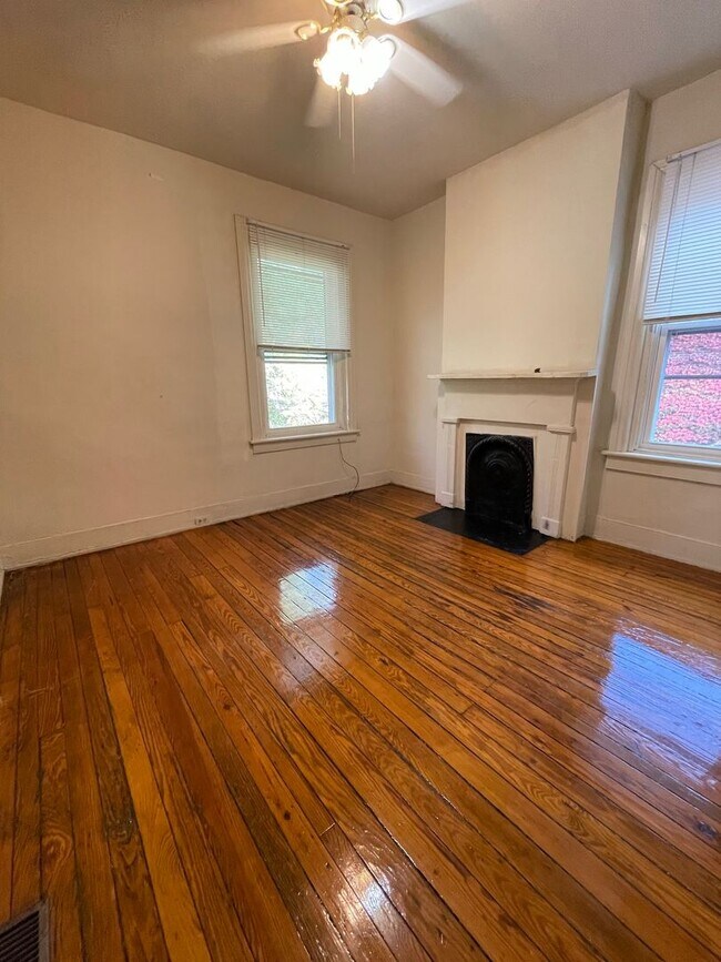 Building Photo - Amazing 3 bdrm/1.5 bath House Conveniently Located in The Heart of VCU and Downtown!