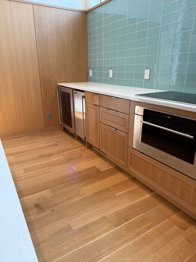 Building Photo - Silver Maple Stunning