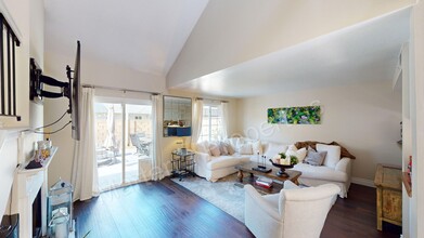 Building Photo - Beautiful 2 bed/2.5 bath Townhome in Costa Mesa