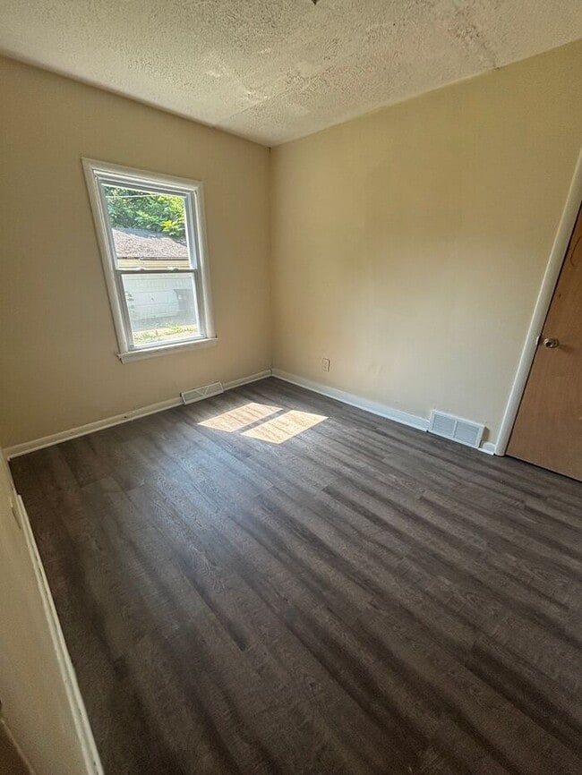 Building Photo - Charming 3 beds 1 bath in Cleveland! Pet f...