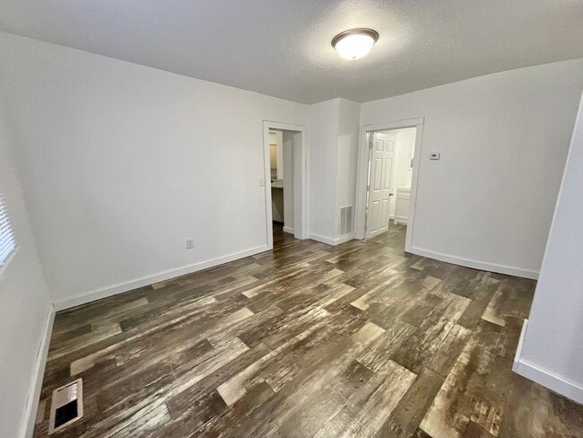 Building Photo - Affordable 3 Bed/1.5 Bath Near Downtown!