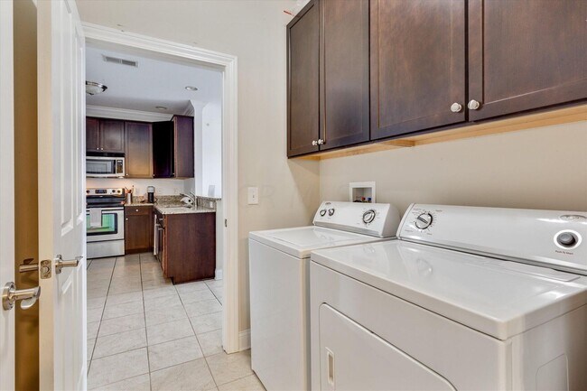 Building Photo - 925 Ingleside Ave