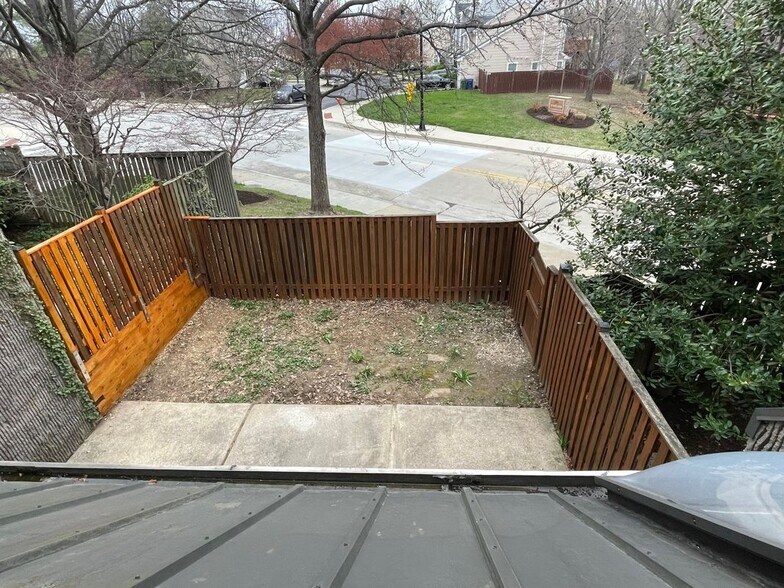 Building Photo - 2214 Deerfern Crescent