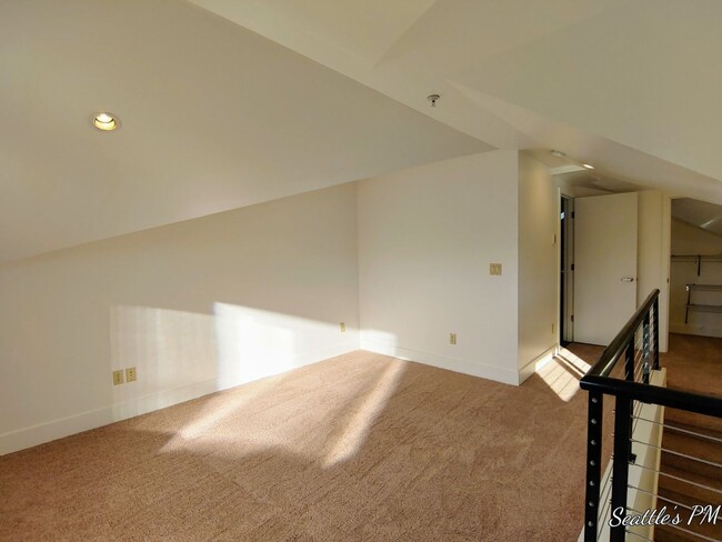 Building Photo - Stunning 3 Bedroom Townhouse in Greenlake!