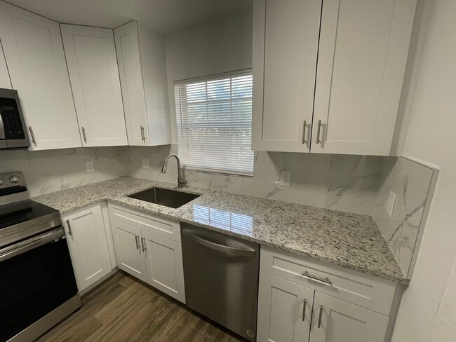 Building Photo - ANNUAL RENTAL - VISTAS AT HERITAGE BAY - 2 BED + DEN/ 2.5 BATH TOWNHOUSE