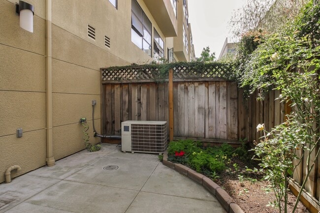 Building Photo - Spacious 1 Bedroom Loft at Ryland Mews