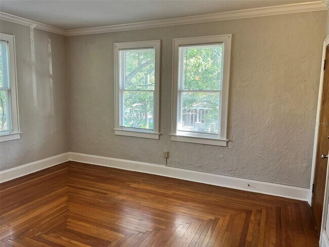 Building Photo - 606 W Azeele St