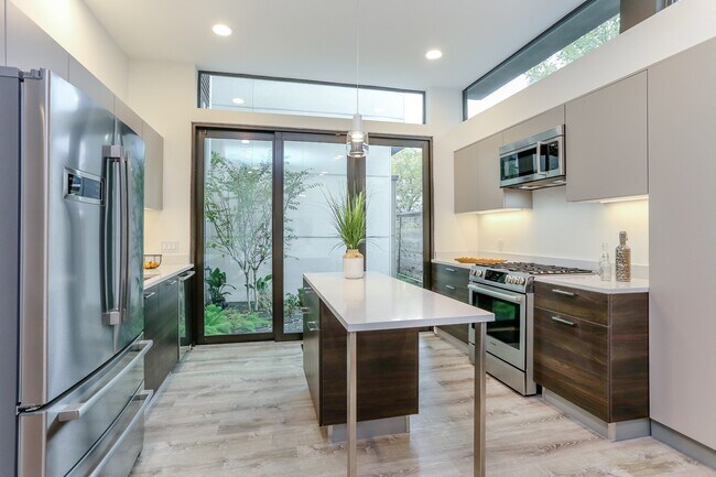 Building Photo - 3404 Saltus St