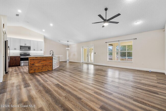 Building Photo - 1126 Ruby St SE