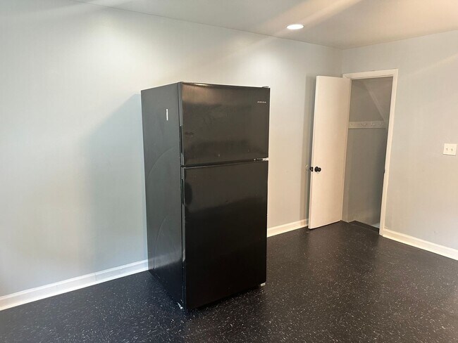 Building Photo - Spacious, Corner Home, Central Air, W/D Hook-Up! Available Now!