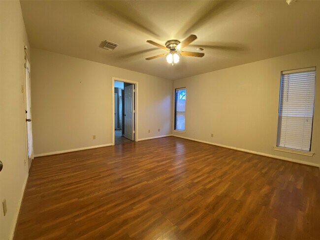 Building Photo - 1221 Shadowlake Dr