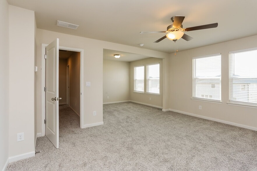 Building Photo - 5833 Hackberry Ln