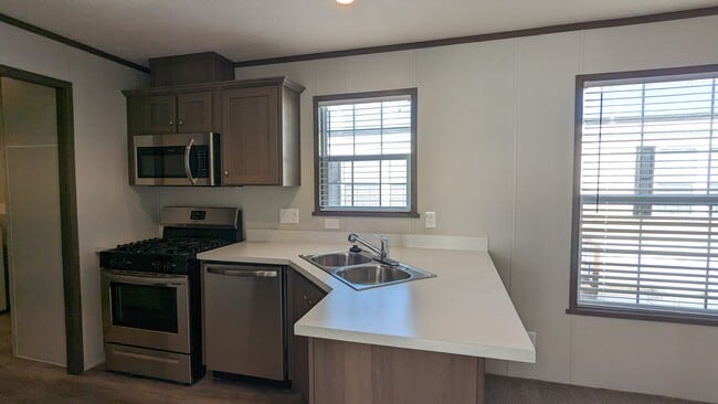 Building Photo - 46000 Geddes Rd