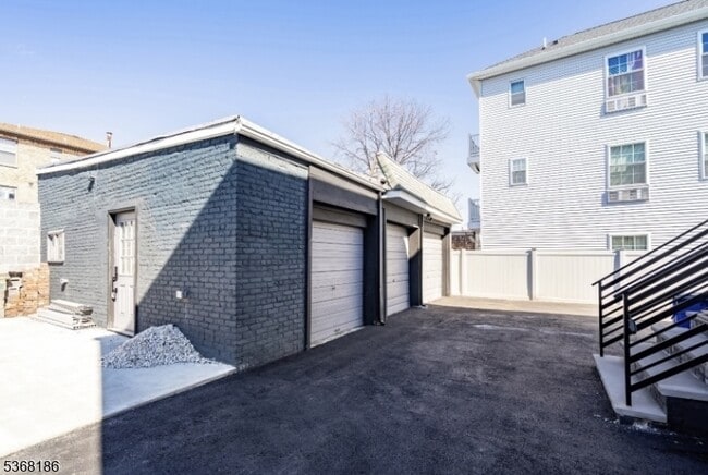 Building Photo - 31 Heckel St
