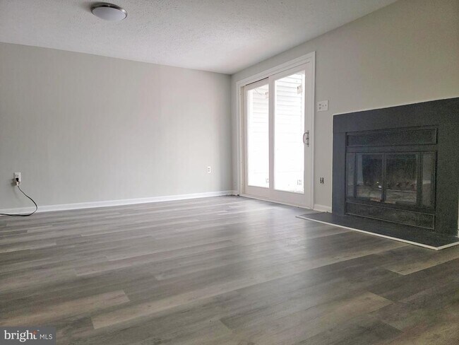 Building Photo - 7370 Stream Way